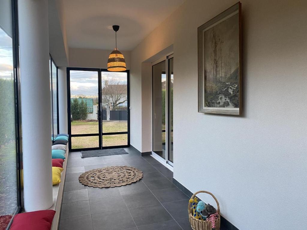 Fotografia z galérie ubytovania Pavillon rénové avec jardin arboré, proche centre-ville, véranda, parking, wifi, idéal familles - FR-1-489-417 v destinácii Broût-Vernet