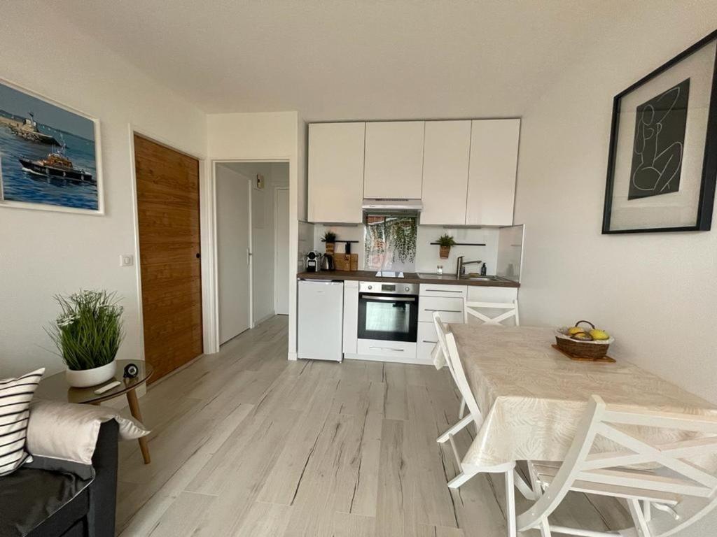 un salon avec une table et une cuisine dans l'établissement Appartement T2 avec terrasse proche centre et plage d'Arcachon - FR-1-474-230, à Arcachon