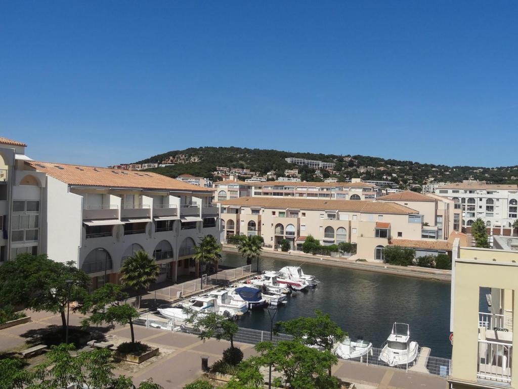 une vue d'une marina avec des bateaux dans l'eau dans l'établissement T2 avec loggia vitrée proche plage, climatisé, vue marina - FR-1-472-173, à Sète