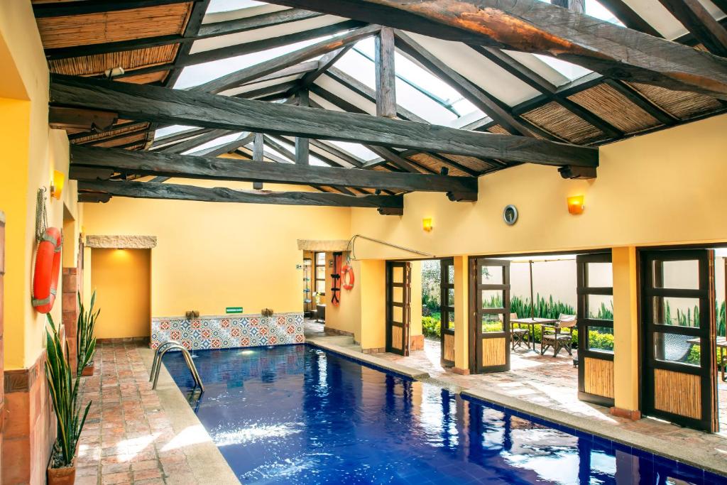 Hotel y Spa Getsemani في فيلا دي ليفا: مسبح داخلي في منزل به سقف