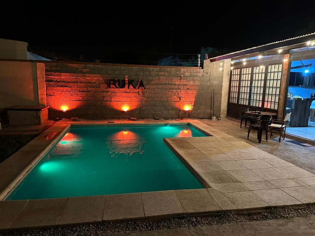 una piscina en un patio por la noche en Ruka Baradero en Baradero