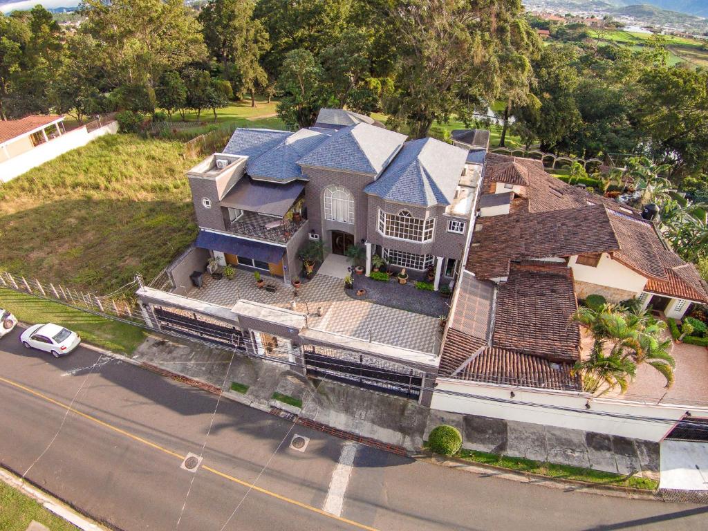 uma vista aérea de uma casa em Alameda Cariari Boutique Hotel em San José