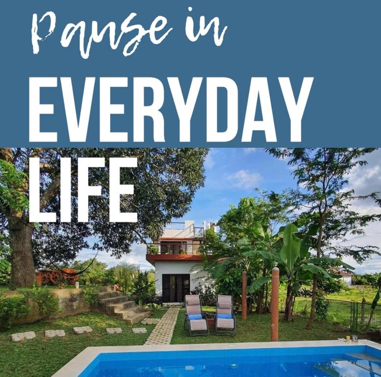 une maison dans la vie quotidienne avec une piscine dans l'établissement Adama Farmhouse @ Hacienda San Benito, à San Celestino