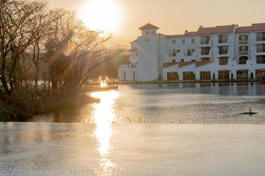 Výhled na řeku, která protéká v blízkosti hotelu