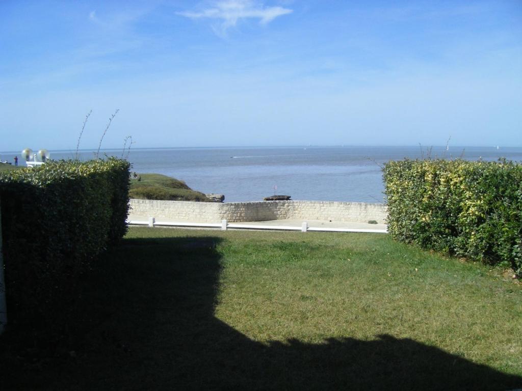 a shadow of a hedge in front of the ocean at Appartement Royan, 2 pièces, 4 personnes - FR-1-494-63 in Royan