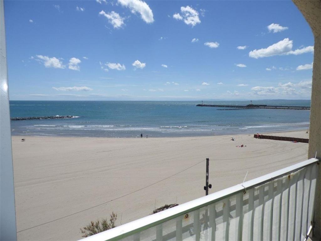 d'un balcon avec vue sur la plage. dans l'établissement Grau d'Agde : Appartement climatisé 2 chambres à 20m de la plage - FR-1-423-172, au Grau-dʼAgde
