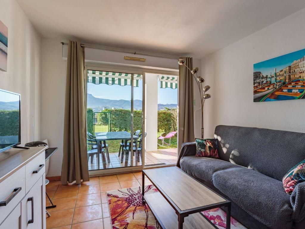 ein Wohnzimmer mit einem Sofa und einem Tisch in der Unterkunft Appartement Hendaye, 2 pièces, 4 personnes - FR-1-2-414 in Irún