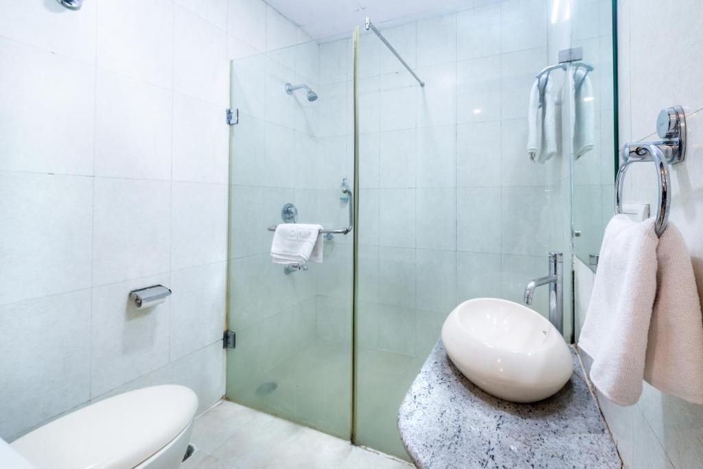 Vannituba majutusasutuses Olive Zip Rest House Road by Embassy Group