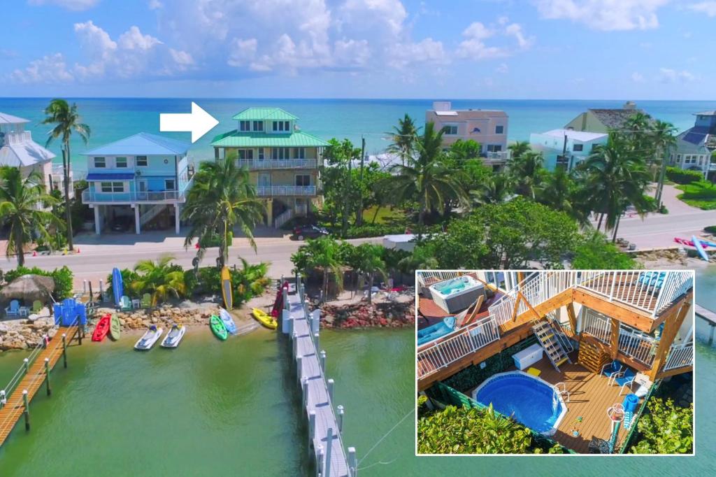 eine Luftansicht auf einen Strand und ein Resort in der Unterkunft Carpe Diem in Stuart