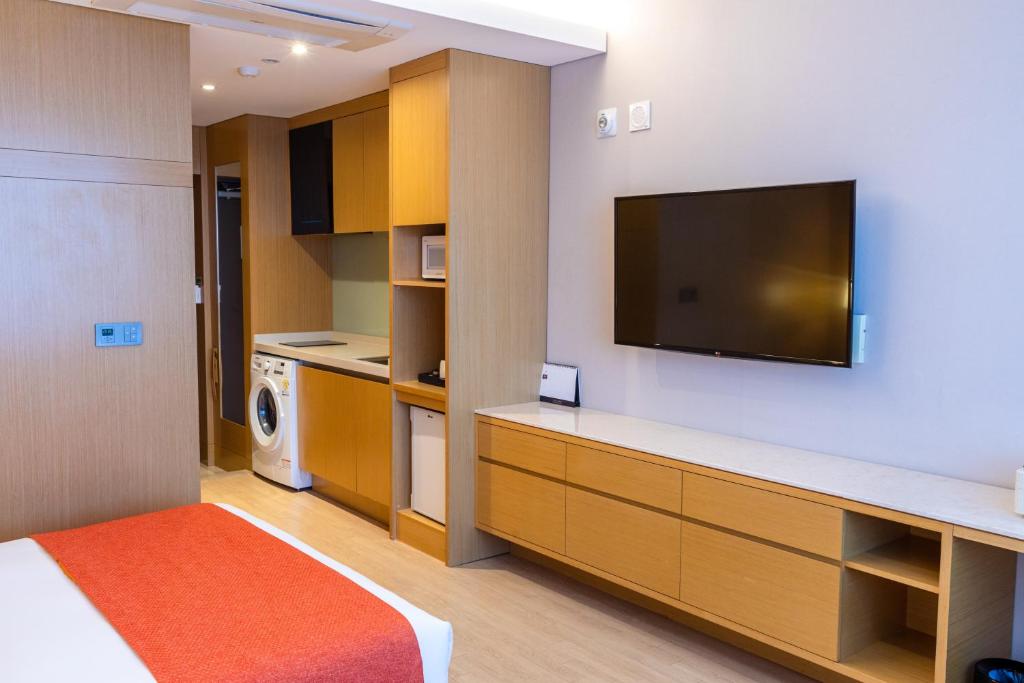 Kuchyň nebo kuchyňský kout v ubytování Gwangyang Lacky Hotel
