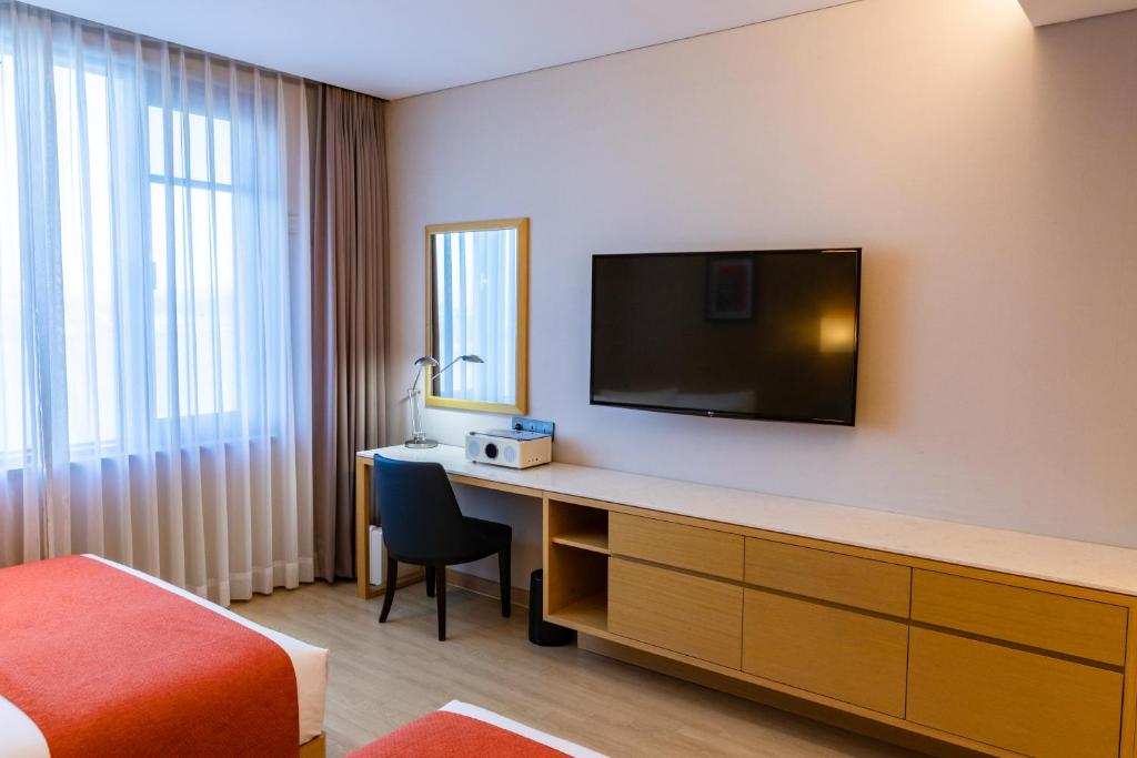 TV a/nebo společenská místnost v ubytování Gwangyang Lacky Hotel