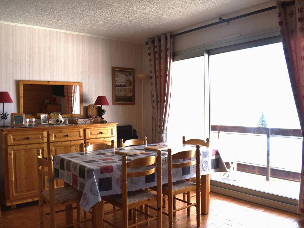 a dining room with a table and chairs and a window at Appartement Font-Romeu-Odeillo-Via, 3 pièces, 6 personnes - FR-1-580-34 in Font Romeu Odeillo Via