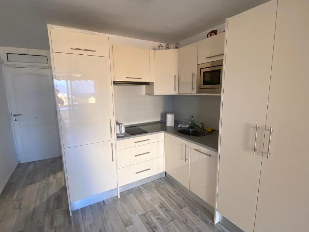 A kitchen or kitchenette at Estudio Vistamar La Arena