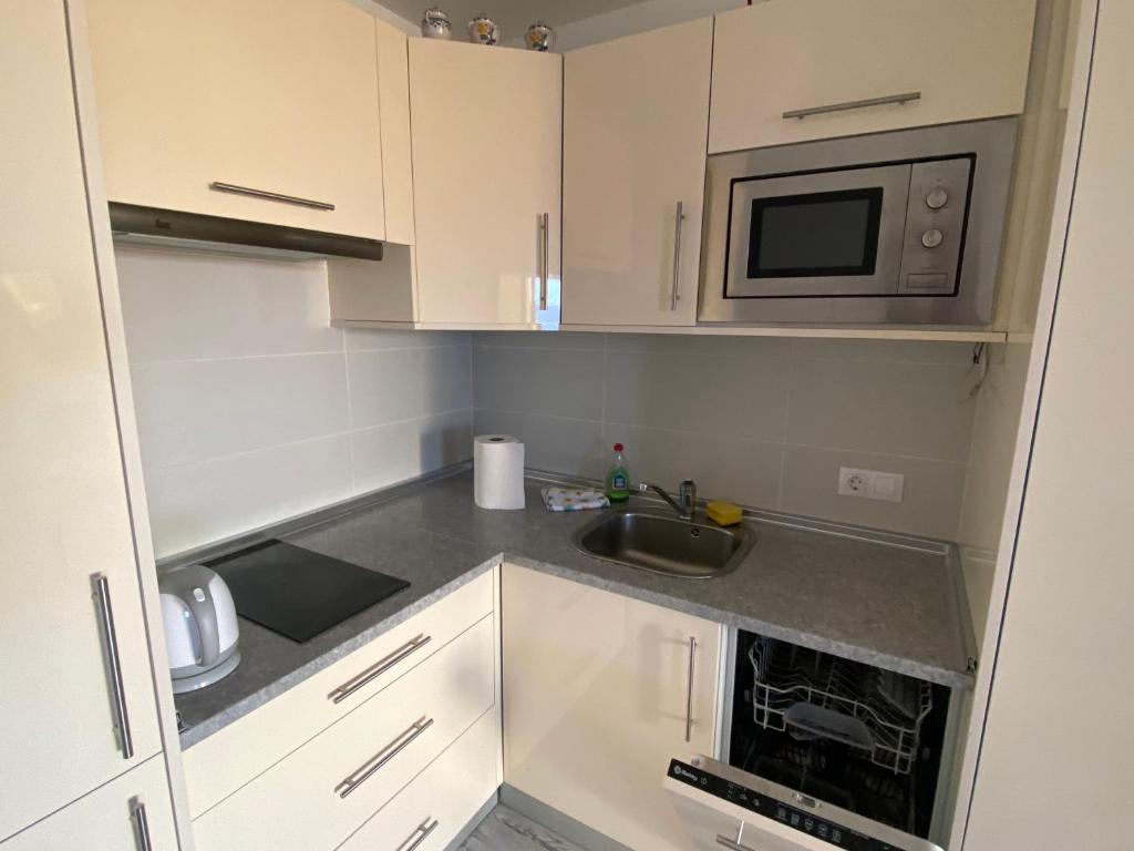 A kitchen or kitchenette at Estudio Vistamar La Arena