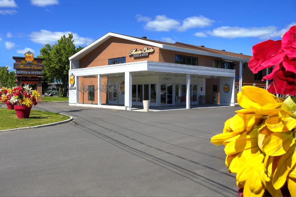 un edificio con un arco amarillo y rojo delante de él en Hotel & Suites Monte-Cristo, en Quebec