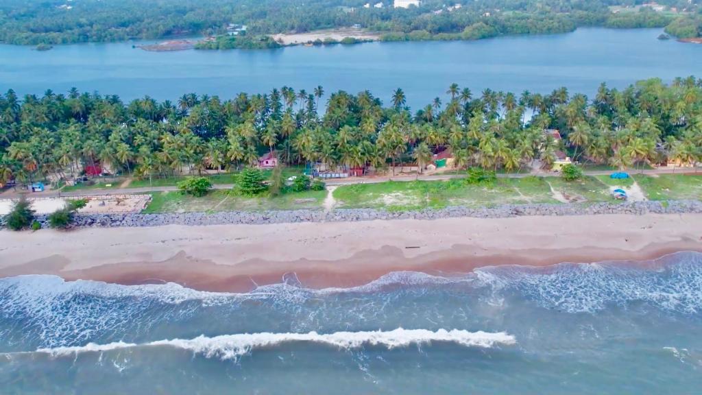 una vista aerea sulla costa di una spiaggia di Willo Stays Luxe Heritage Home , Udupi a Udupi