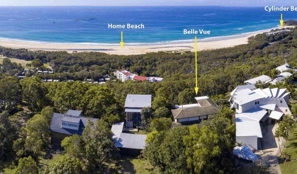 een luchtzicht op een huis naast het strand bij Belle Vue in Point Lookout