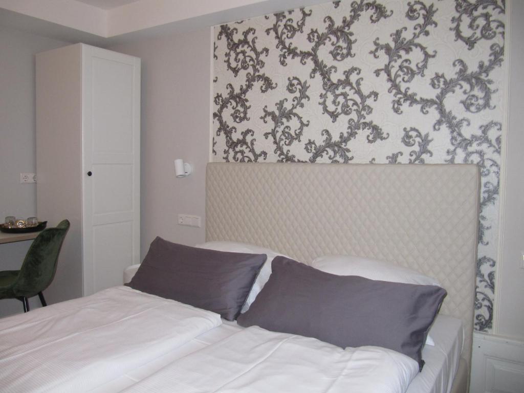 Postel nebo postele na pokoji v ubytování Hotel zur Krone