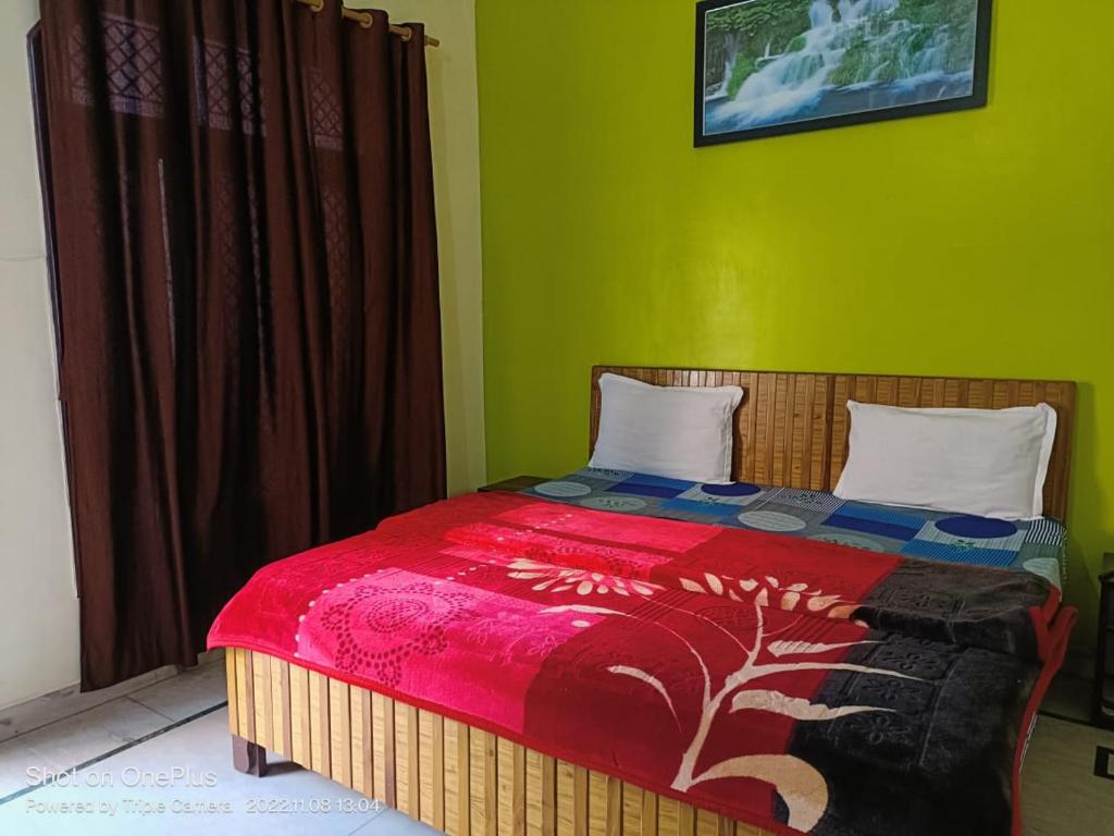 Säng eller sängar i ett rum på Rudraksha Hotel & Restaurant By WB Inn