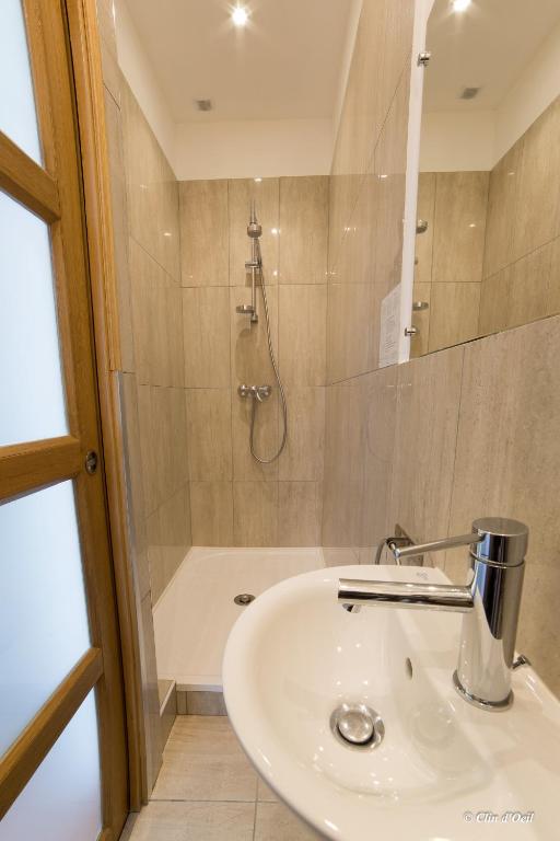 Hotel La Bienvenue - Habitación Pequeña Con Balcón