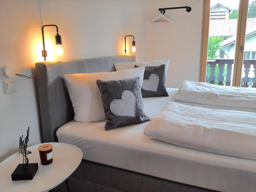 Ένα ή περισσότερα κρεβάτια σε δωμάτιο στο Apartmenthaus am Tegernsee - Studios mit Küchenzeile und mit Bus erreichbar