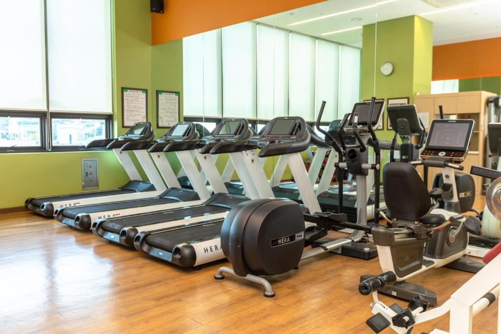 Fitness centrum a/nebo fitness zařízení v ubytování Gwangyang Lacky Hotel