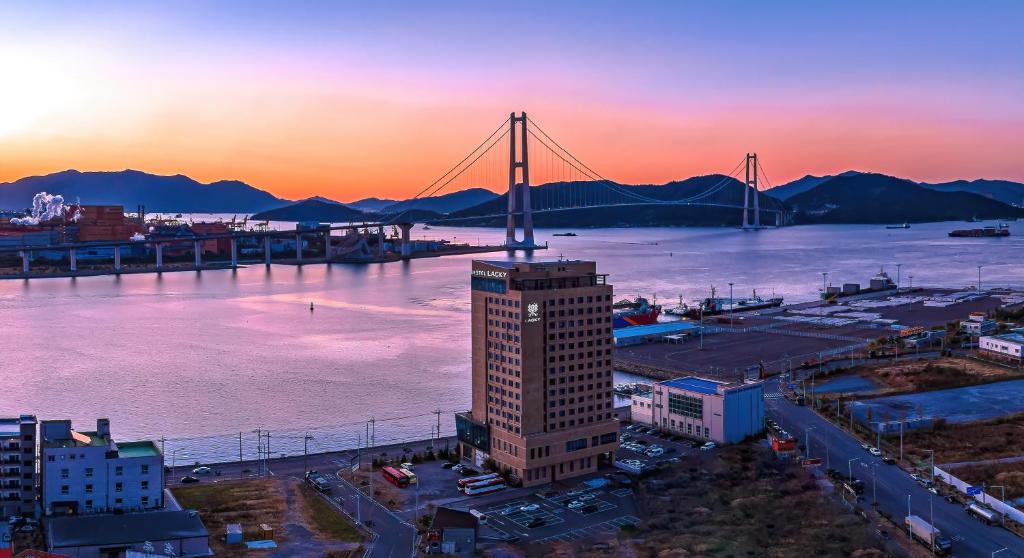 una vista de una ciudad con un puente en el fondo en Gwangyang Lacky Hotel, en Gwangyang