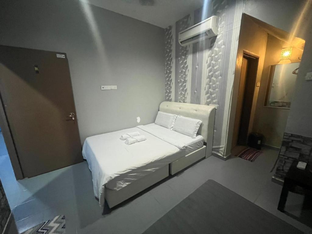Postel nebo postele na pokoji v ubytování Hotel Aliff Tanjong Malim