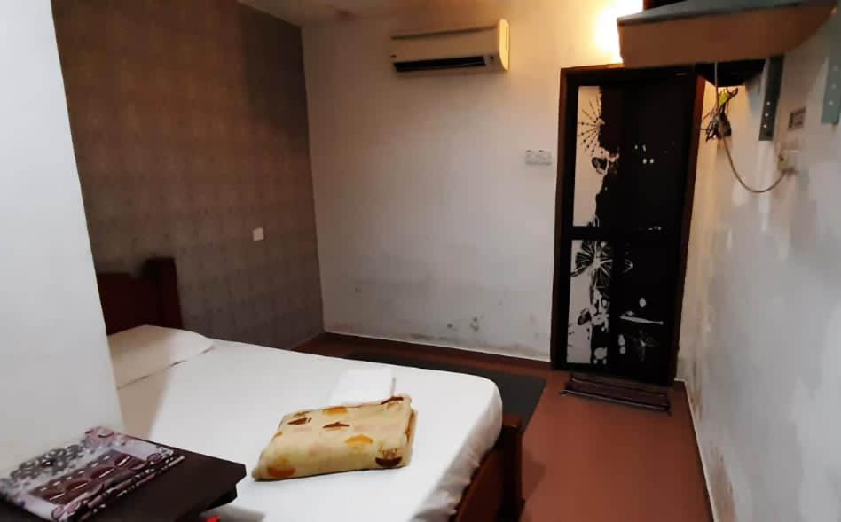 Postel nebo postele na pokoji v ubytování Hotel Aliff Tanjong Malim