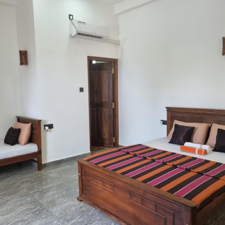Postel nebo postele na pokoji v ubytování Dhammika Beach Palace