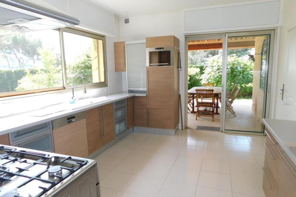 Zdjęcie z galerii obiektu Beautiful Provencal villa "Parc Saint Martin" with pool and tennis court w mieście Mougins