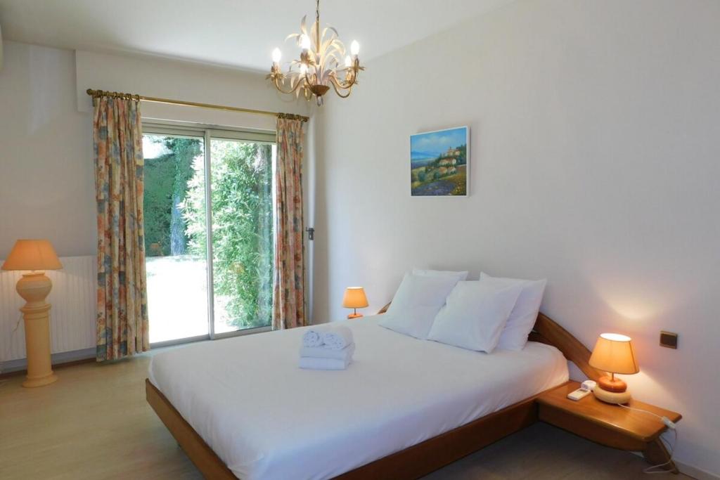 Zdjęcie z galerii obiektu Beautiful Provencal villa "Parc Saint Martin" with pool and tennis court w mieście Mougins