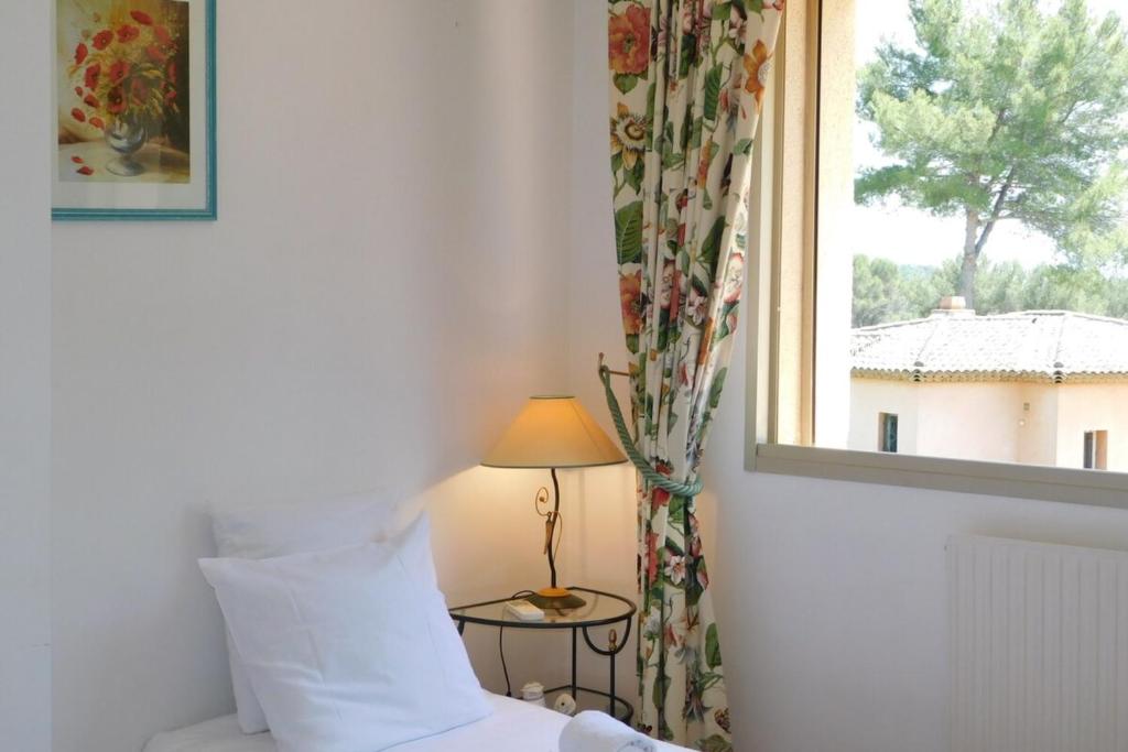 Zdjęcie z galerii obiektu Beautiful Provencal villa "Parc Saint Martin" with pool and tennis court w mieście Mougins