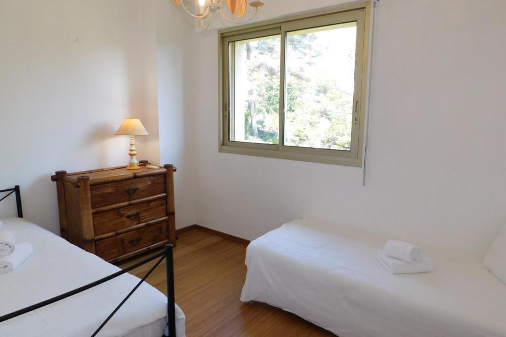 Zdjęcie z galerii obiektu Beautiful Provencal villa "Parc Saint Martin" with pool and tennis court w mieście Mougins