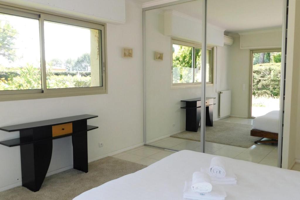 Zdjęcie z galerii obiektu Beautiful Provencal villa "Parc Saint Martin" with pool and tennis court w mieście Mougins