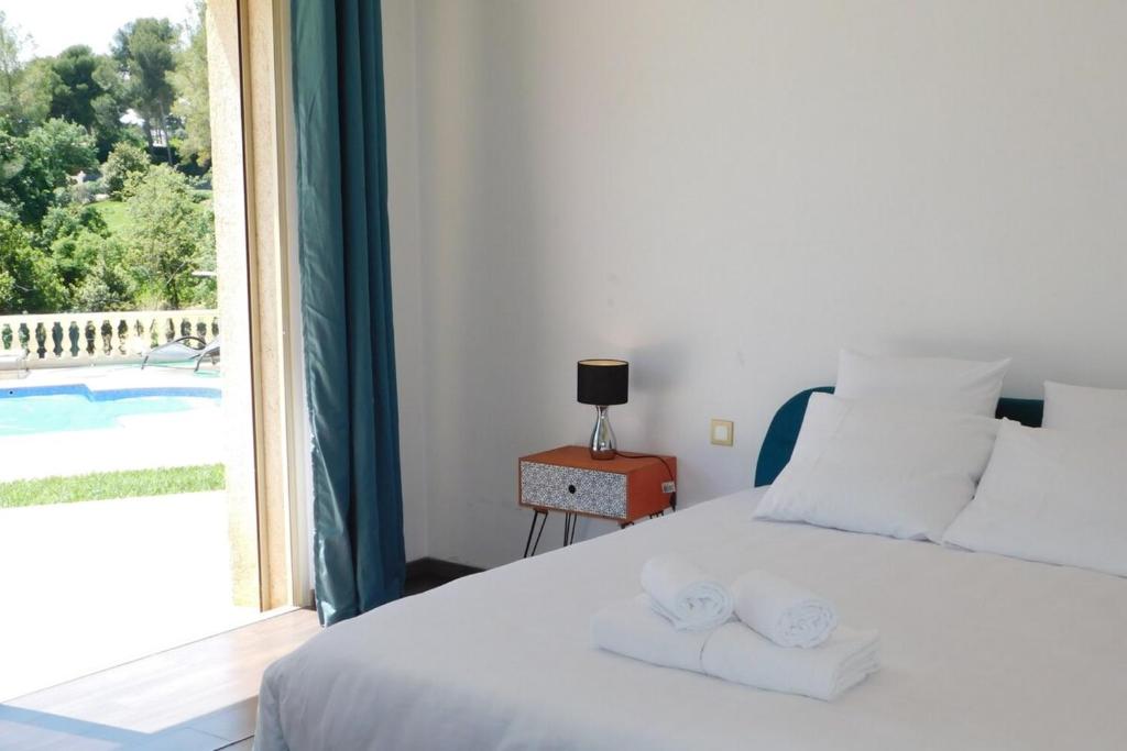 Zdjęcie z galerii obiektu Beautiful Provencal villa "Parc Saint Martin" with pool and tennis court w mieście Mougins