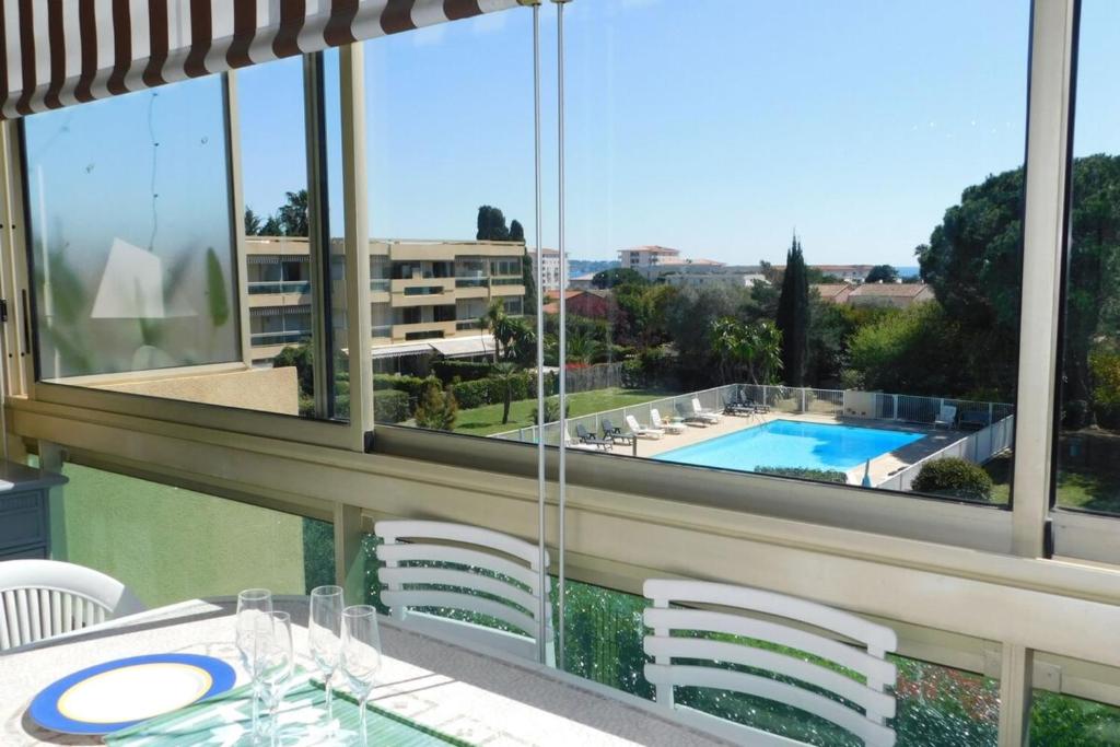 Zdjęcie z galerii obiektu Magnificent 2-bedroom "Beachcomber" Residence with pool and parking w mieście Antibes