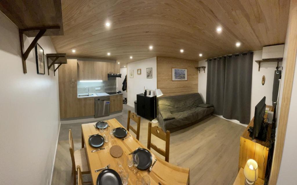 una pequeña sala de estar con mesa y sofá en Appartement Les Orres au pied des pistes ! en Les Orres