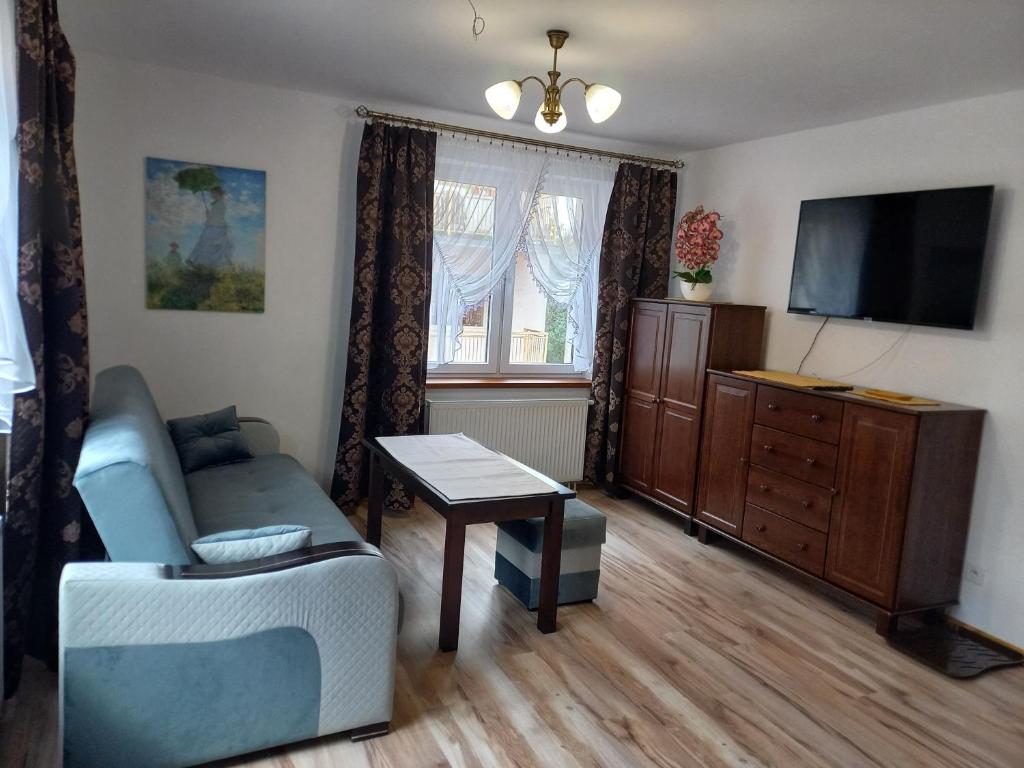 Televízia a/alebo spoločenská miestnosť v ubytovaní APARTHOTEL Apartamenty KORONA przy Termach Cieplickich 10proc rabatu do TERM Jelenia Góra Cieplice