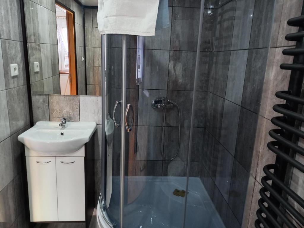 Kúpeľňa v ubytovaní APARTHOTEL Apartamenty KORONA przy Termach Cieplickich 10proc rabatu do TERM Jelenia Góra Cieplice