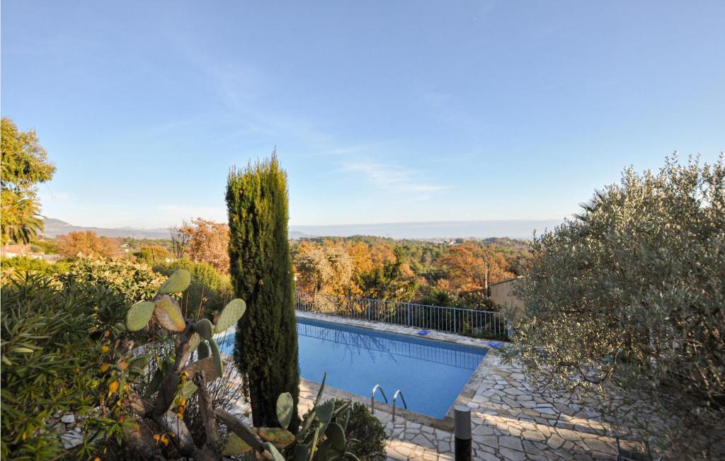 una piscina en un jardín con un cactus en Beautiful Apartment In La Gaude With Kitchenette en La Gaude