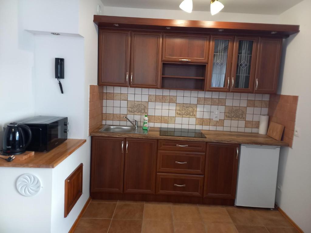 Kuchyňa alebo kuchynka v ubytovaní APARTHOTEL Apartamenty KORONA przy Termach Cieplickich 10proc rabatu do TERM Jelenia Góra Cieplice