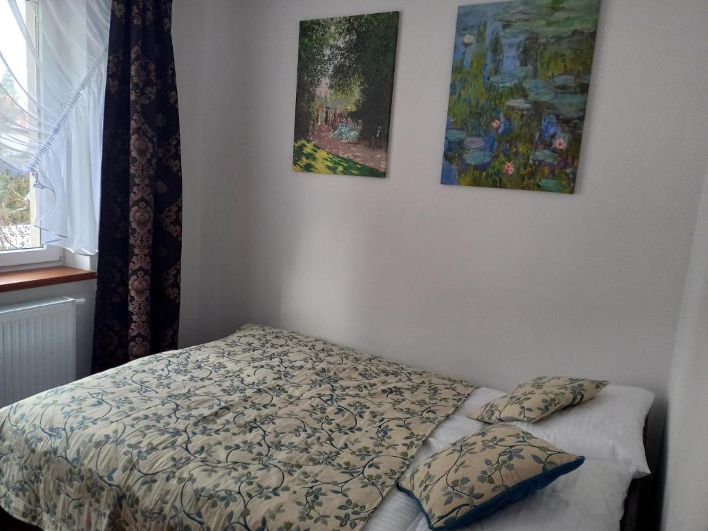 Posteľ alebo postele v izbe v ubytovaní APARTHOTEL Apartamenty KORONA przy Termach Cieplickich 10proc rabatu do TERM Jelenia Góra Cieplice