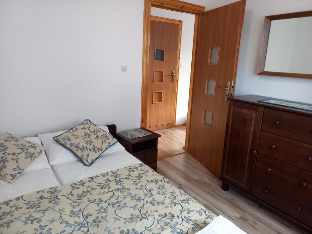 Posteľ alebo postele v izbe v ubytovaní APARTHOTEL Apartamenty KORONA przy Termach Cieplickich 10proc rabatu do TERM Jelenia Góra Cieplice