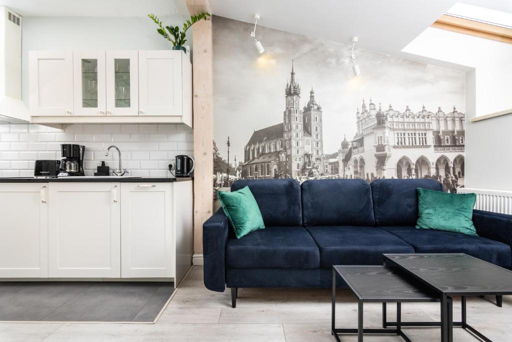 salon z niebieską kanapą w kuchni w obiekcie Ariańska apartment - Cracow, city centre w Krakowie