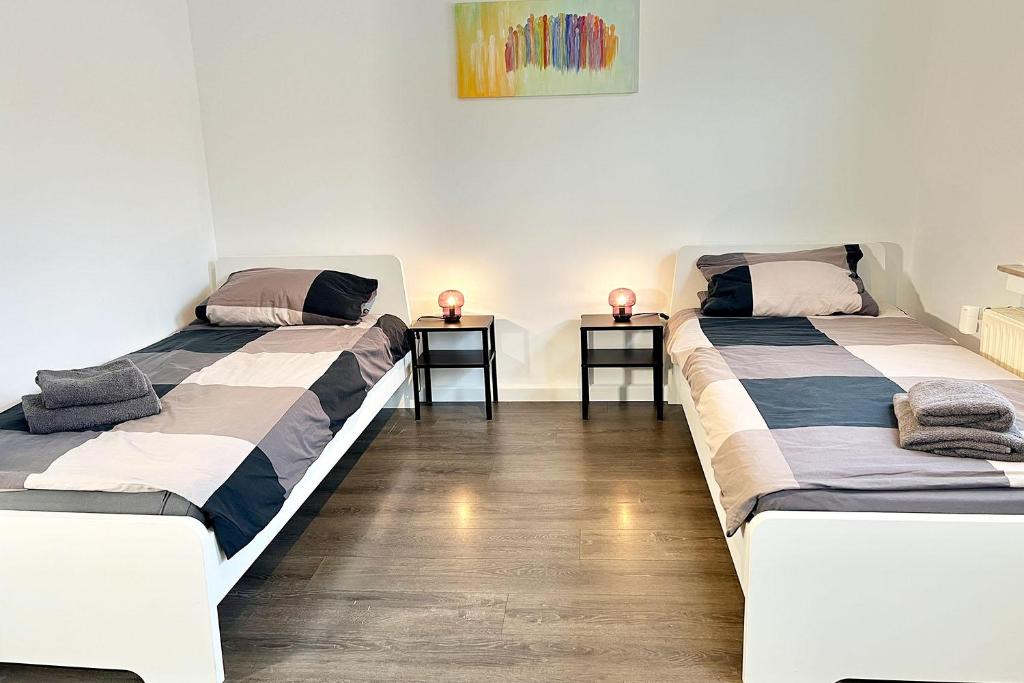 - 2 lits dans une chambre avec 2 tables de chevet dans l'établissement Work & Stay in Kleve, à Clèves