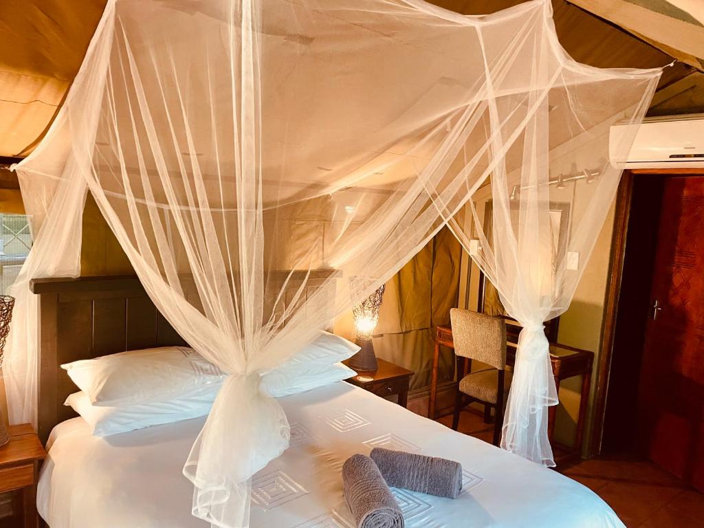 Postel nebo postele na pokoji v ubytování Nyala Luxury Safari Tents
