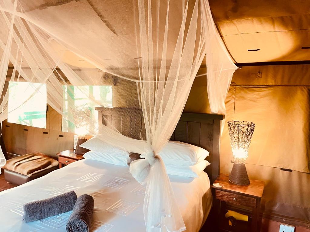 Postel nebo postele na pokoji v ubytování Nyala Luxury Safari Tents