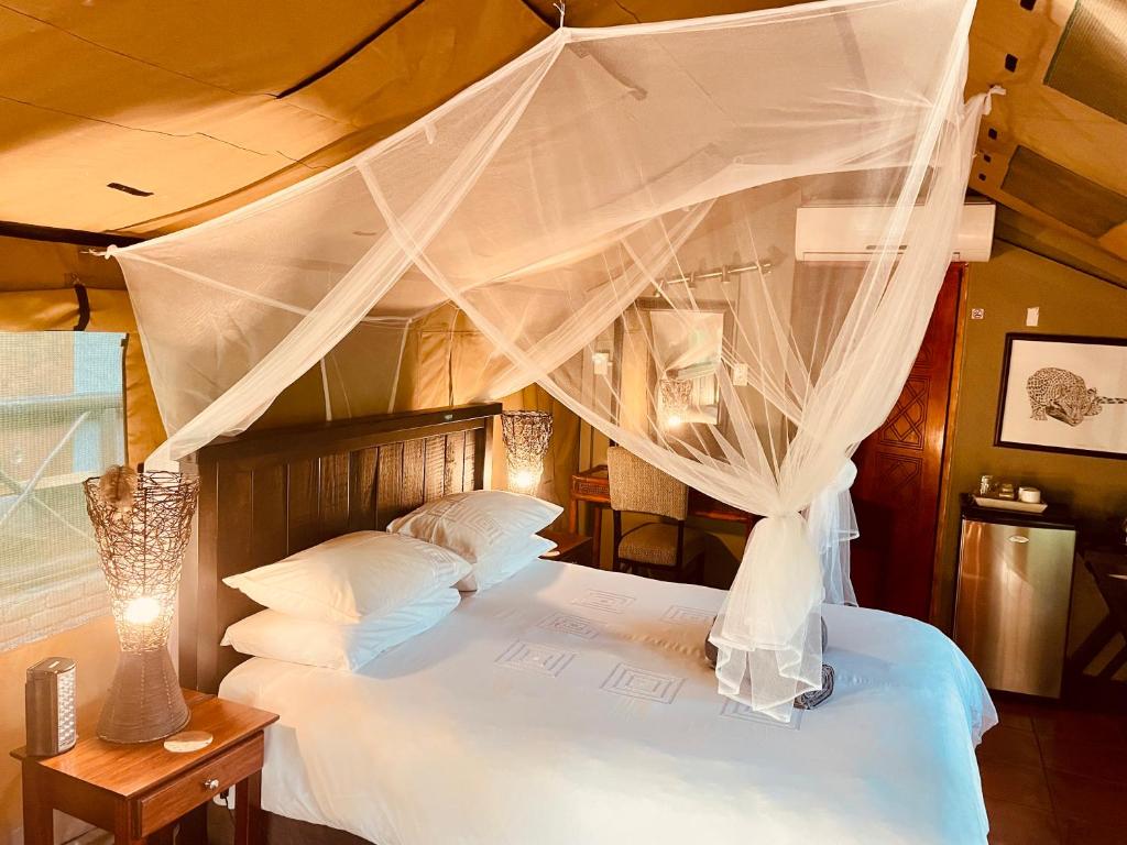Postel nebo postele na pokoji v ubytování Nyala Luxury Safari Tents