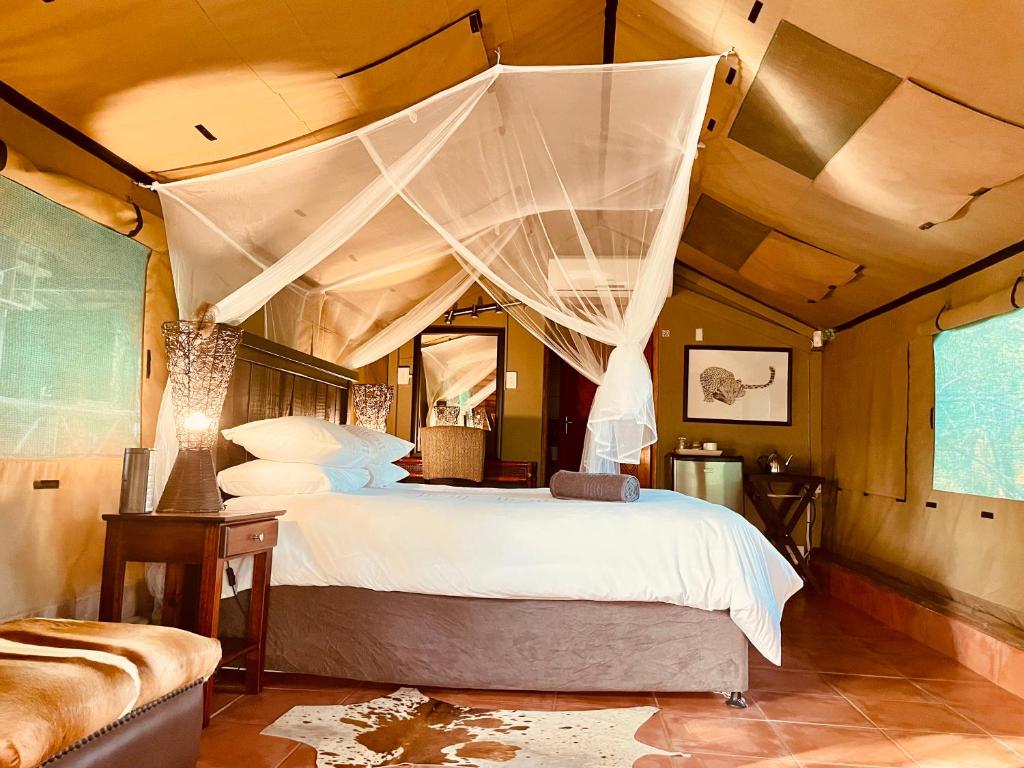 Postel nebo postele na pokoji v ubytování Nyala Luxury Safari Tents